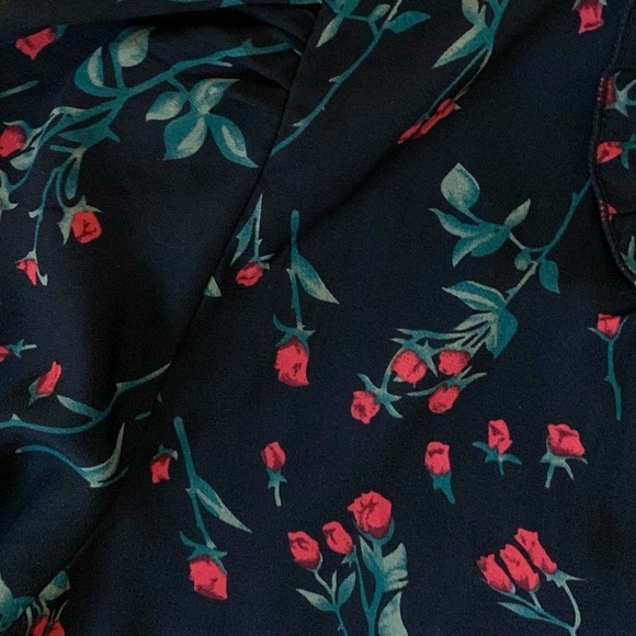 Jon & Anna black red and green rose printed puff sleeve v neck blouse size XL - Picture 6 of 8